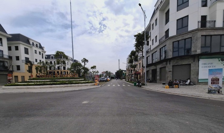 BÁN NHÀ PHỐ 5 TẦNG VỊ TRÍ ĐẮC ĐỊA NGAY ỦY BAN PHƯỜNG HẠC THÀNH, SỔ SẴN
